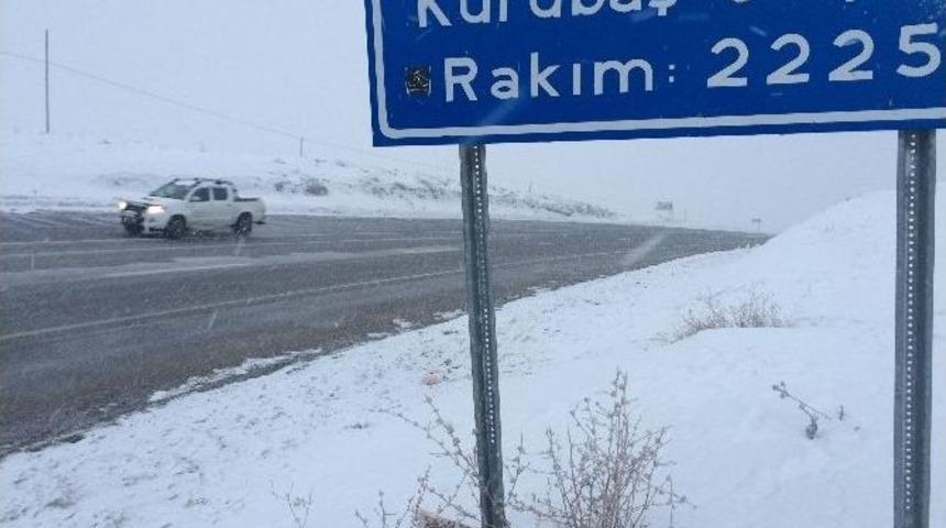 Van&rsquo;da Kar Yağışı Ve Sis