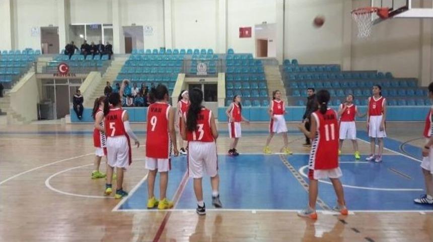 Vanlı Basketbolcular Yarı Finalde