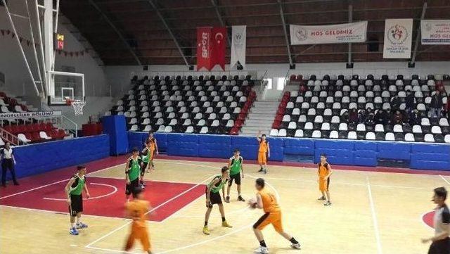 Vanlı Basketbolcular Yarı Finalde