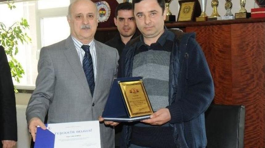 &rsquo;giysi Odası&rsquo;na Emeği Ge&ccedil;enlere Plaket