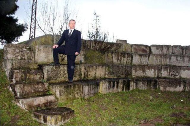 Eski Evlerin Temellerinden Çıkan Taşlardan Amfi Tiyatro Kurdu