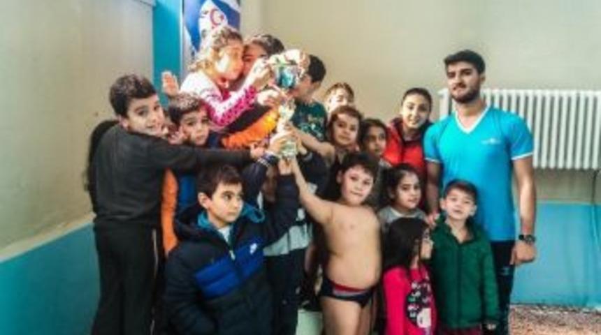 Minik Y&uuml;z&uuml;c&uuml;ler Ata&rsquo;ya Saygı İ&ccedil;in Kula&ccedil; Attılar