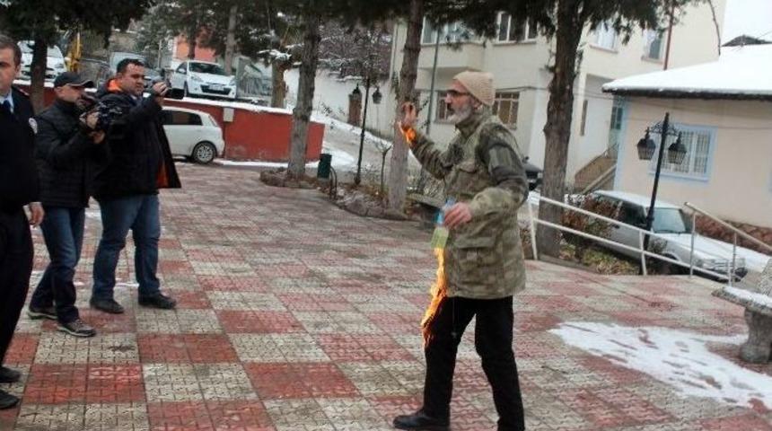 Kaymakamlık Binası &Ouml;n&uuml;nde Kendisini Ateşe Verdi