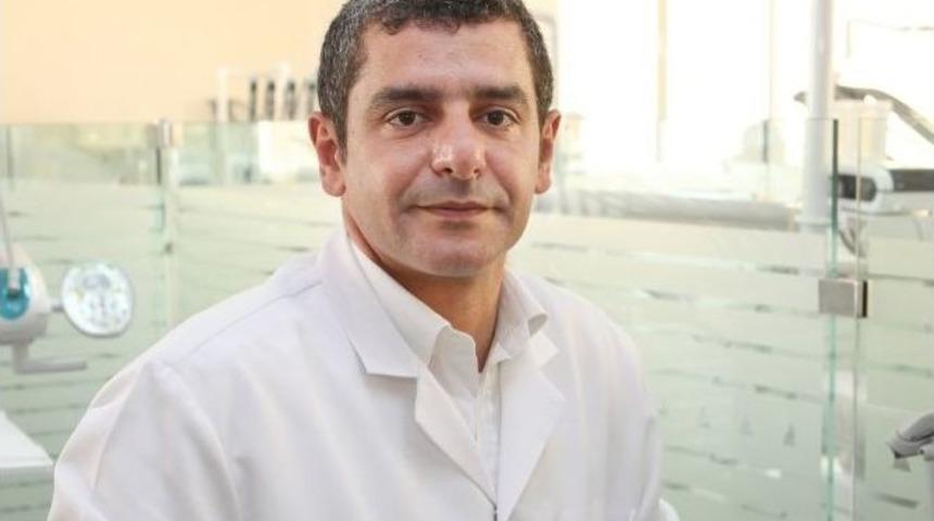 Diş Eti Hastalığı Dişleri D&ouml;k&uuml;yor