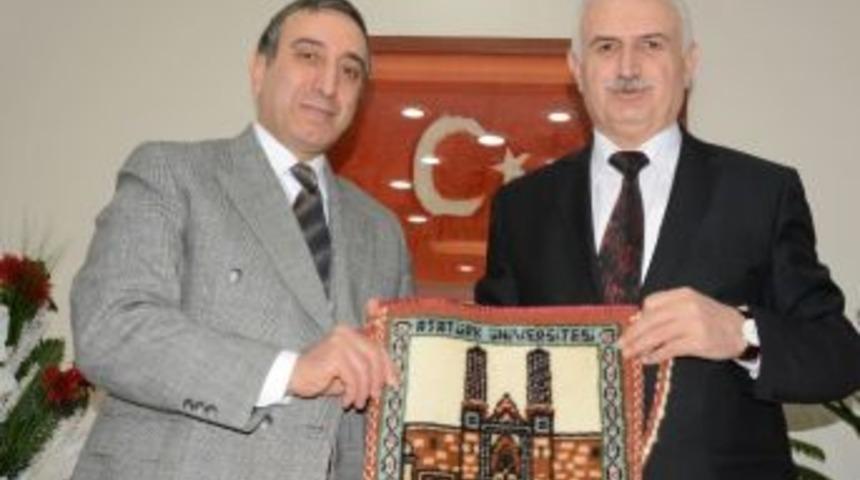 Rekt&ouml;r Ko&ccedil;ak&rsquo;tan Başsavcı Bing&uuml;l&rsquo;e &Ccedil;ifte Minareli İşlemeli Duvarı Halısı