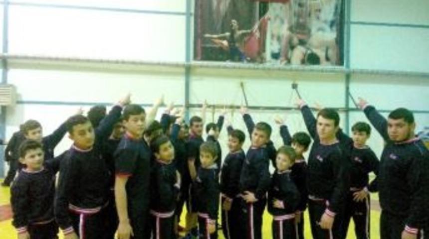 İznikli G&uuml;reş&ccedil;ilere Federasyondan Malzeme Yardımı