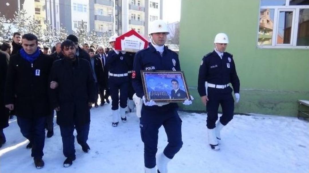 Polis Memuru Emrah Bozkurt G&ouml;zyaşları Arasında Toprağa Verildi