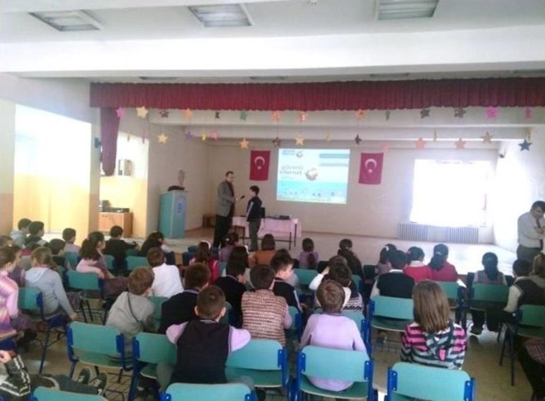 Gediz&rsquo;de Bilin&ccedil;li Ve G&uuml;venli İnternet Kullanımı Semineri