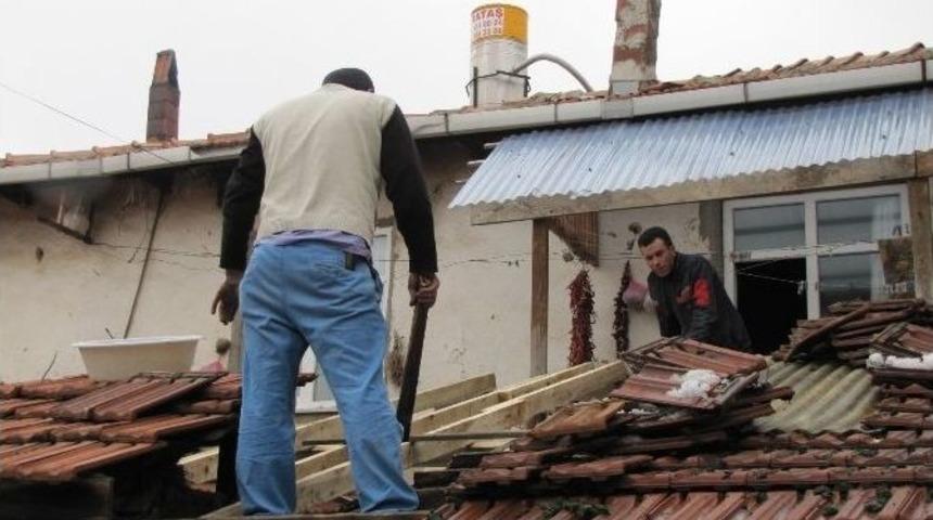 Kar K&uuml;tleleri Y&uuml;z&uuml;nden &Ccedil;&ouml;ken Ve Zarar G&ouml;ren &Ccedil;atılar Yeniden Yapılıyor