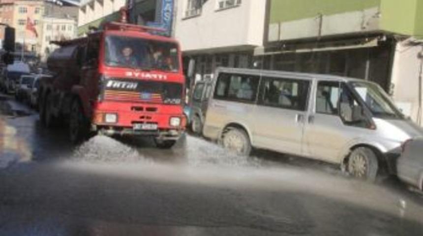 Kış Ortası Caddeler Tazyikli Suyla Yıkandı