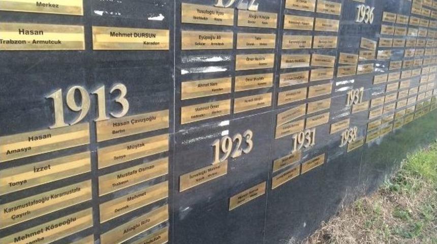 Zonguldak&rsquo;ta Maden Şehitleri Anıtındaki Tabelalar D&ouml;k&uuml;l&uuml;yor