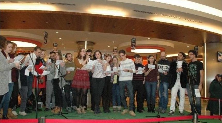 Yabancı &Ouml;ğrencilerden T&uuml;rk&ccedil;e Konser