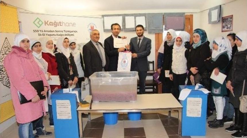 Suriyeli &Ccedil;ocuklar Kağıt &Uuml;retti