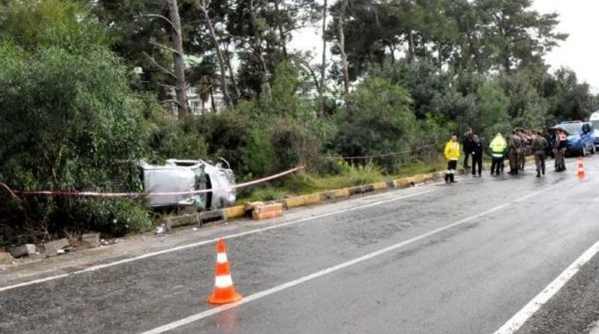 Kamyonet Kaldırıma &Ccedil;arptı, Ara&ccedil;tan Fırlayan S&uuml;r&uuml;c&uuml; &Ouml;ld&uuml;