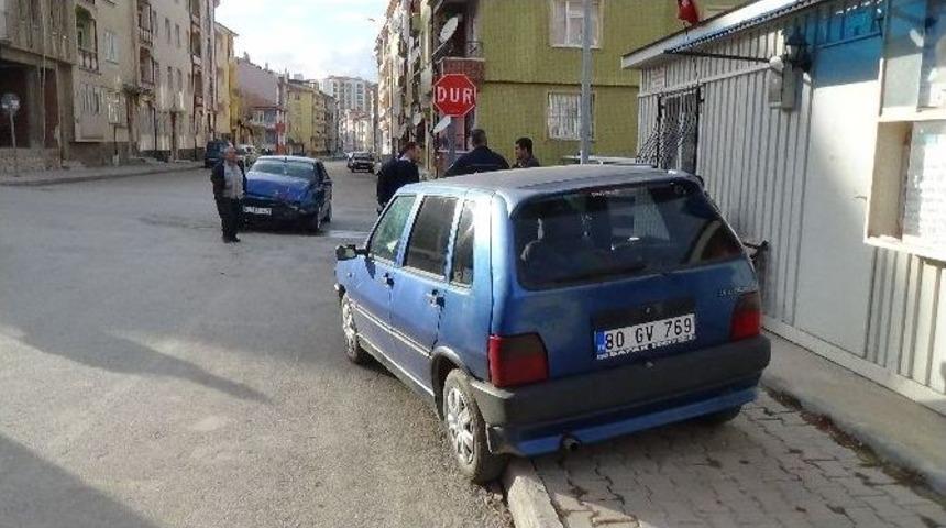 Karaman&rsquo;da İki Otomobil &Ccedil;arpıştı: 6 Yaralı