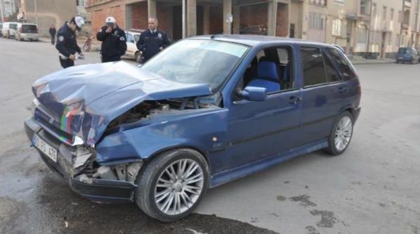 Karaman'da 2 Otomobil &Ccedil;arpıştı: 2'si Hamile 6 Kişi Yaralandı.