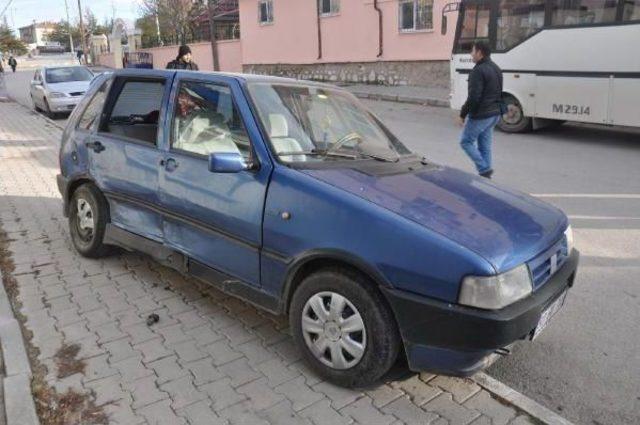 Karaman'da 2 Otomobil Çarpıştı: 2'si Hamile 6 Kişi Yaralandı.