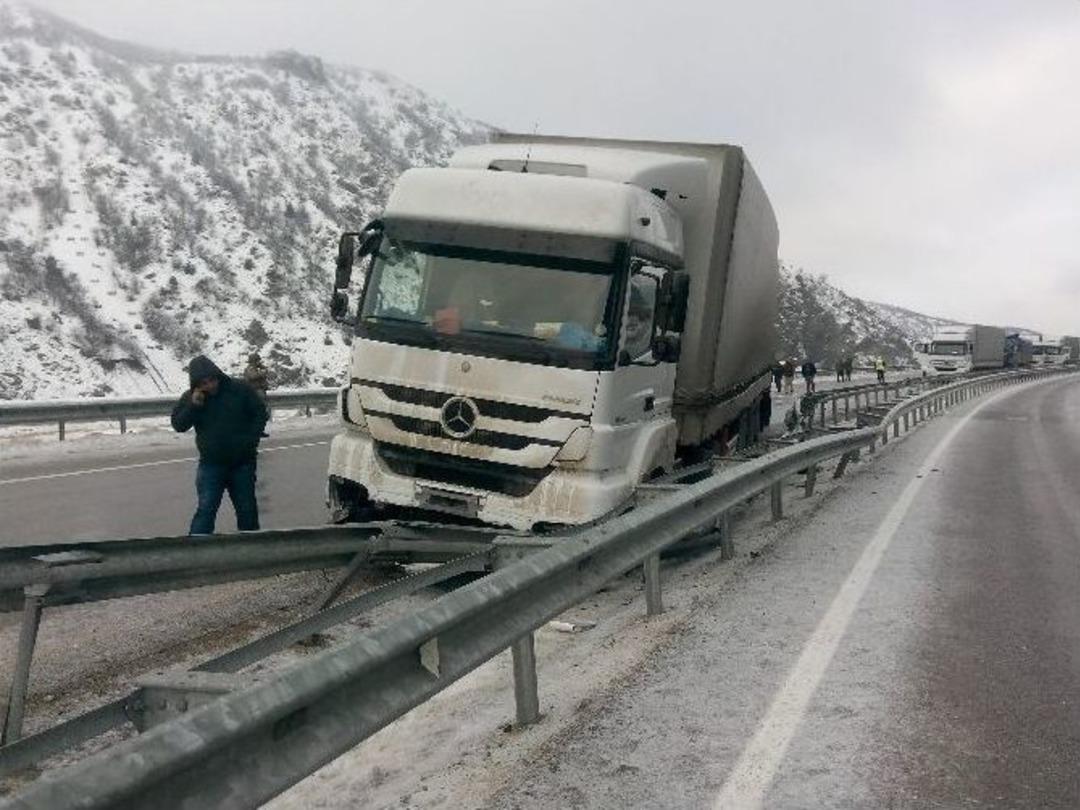 Erzincan&rsquo;da Zincirleme Kaza;2 Yaralı