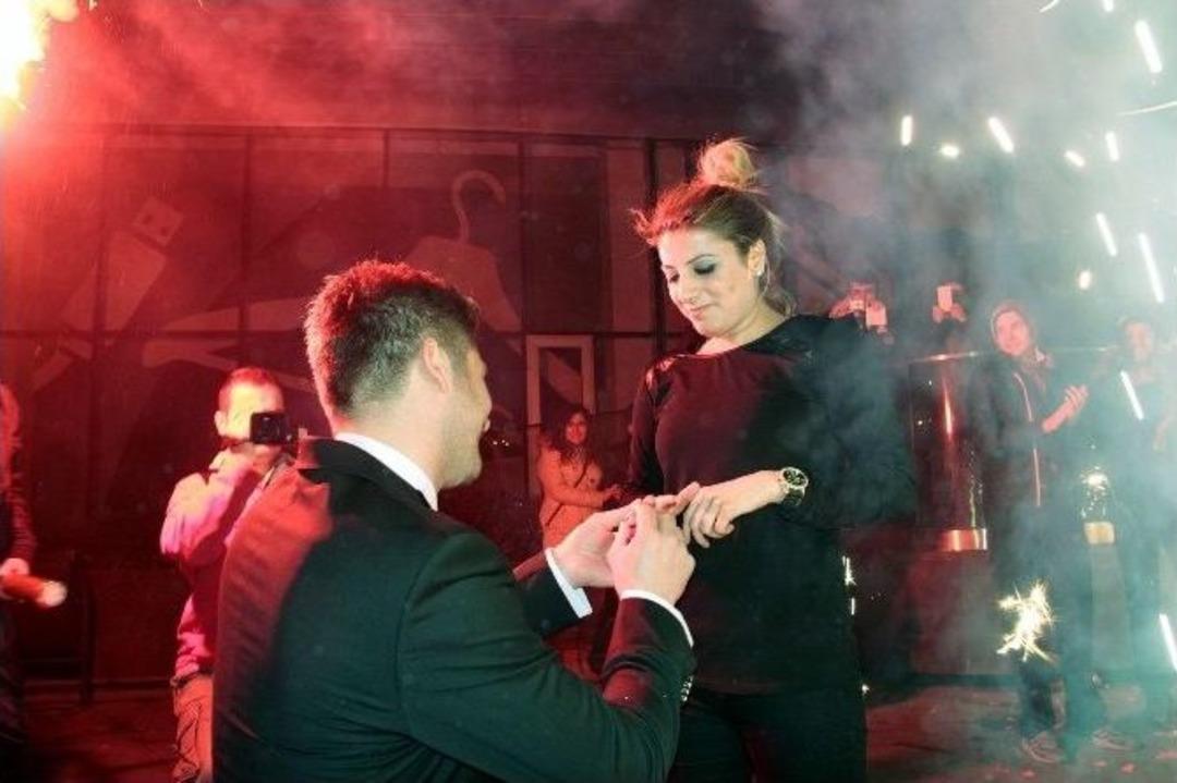 Pankartla Evlenme Teklif Etti