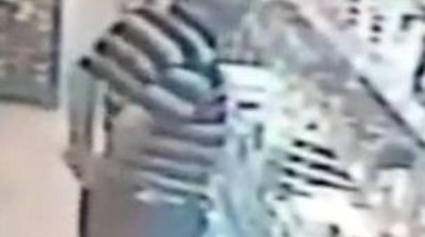 Hırsızlık Yaparken Donla Kaldı