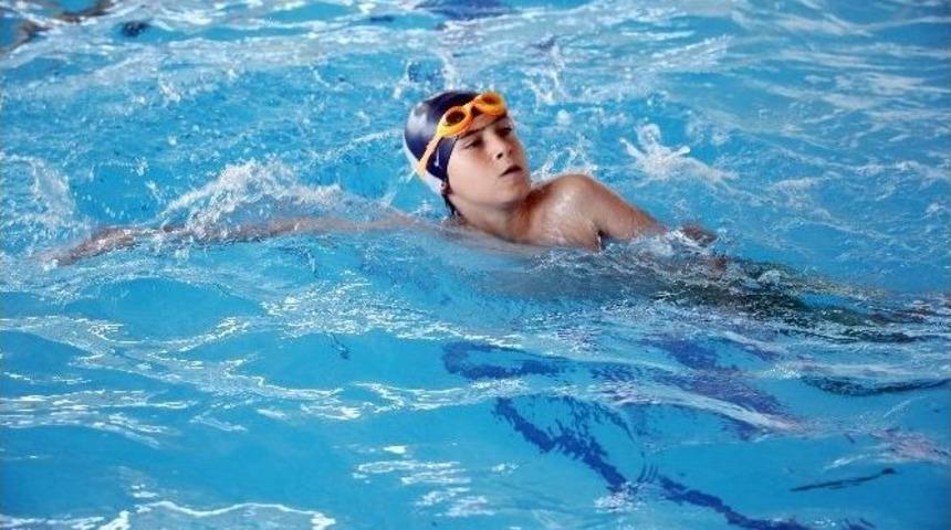 &Ouml;ğrenciler Yarıyıl Tatilinde Y&uuml;zme &Ouml;ğreniyor