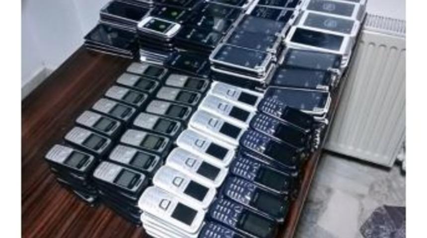 Kaza Yapan Araçtan Kaçak Cep Telefonu Çıktı