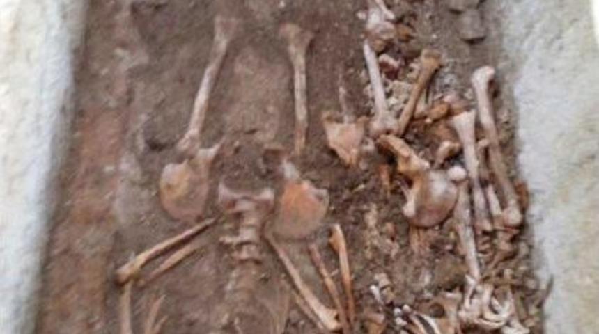 Yol &Ccedil;alışmasında, I&ccedil;inde &Uuml;&ccedil; Isleketin Bulundugu Lahit Bulundu