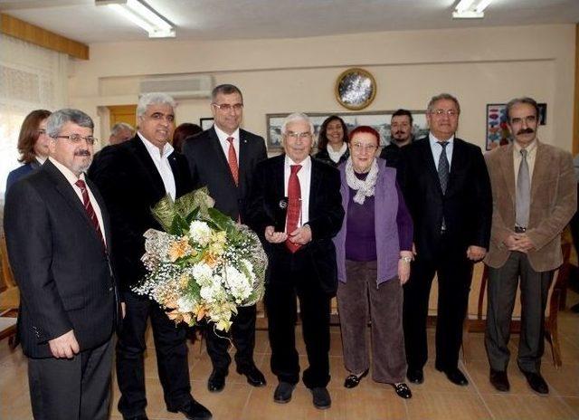 Prof. Dr. Ural Dinç’e “hizmet Ödülü”