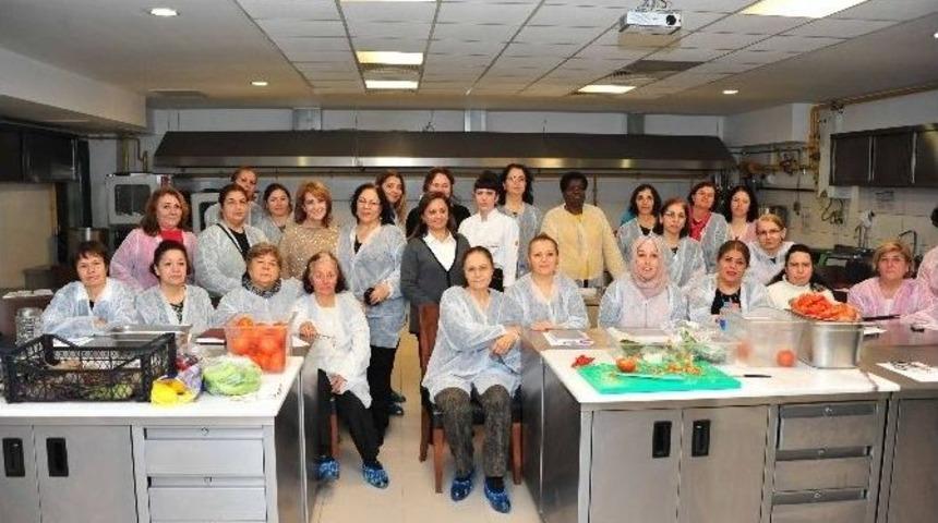 &Uuml;niversiteli Anneler