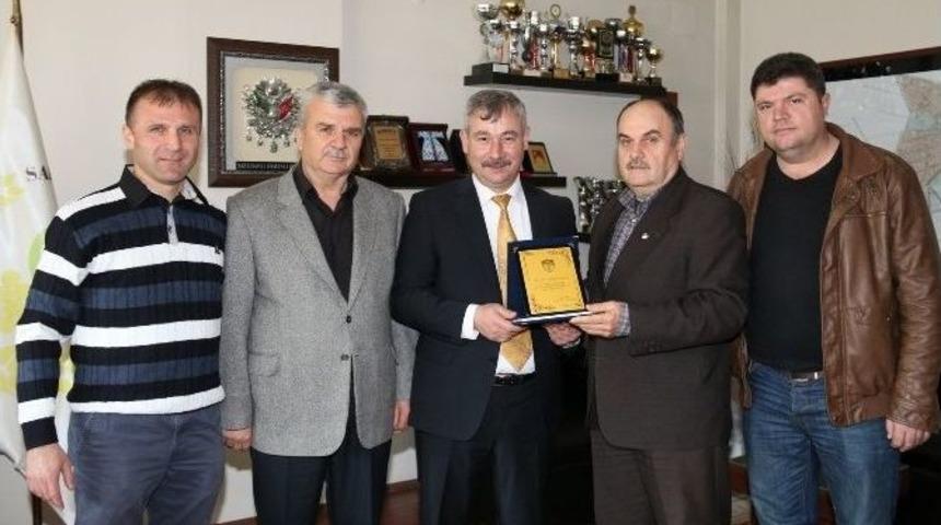 M&uuml;tevelli Mahallesi&rsquo;nden Başkan Yaralı&rsquo;ya Plaket