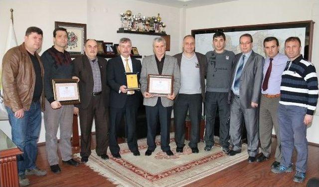 Mütevelli Mahallesi’nden Başkan Yaralı’ya Plaket