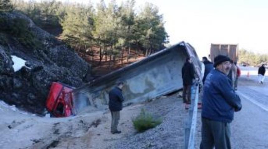 Denizli&rsquo;de Kum Y&uuml;kl&uuml; Kamyon Devrildi