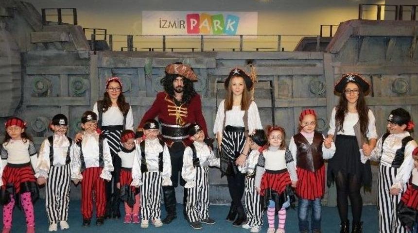 Efsanevi U&ccedil;an Hollandalı Gemisi İzmir&rsquo;de