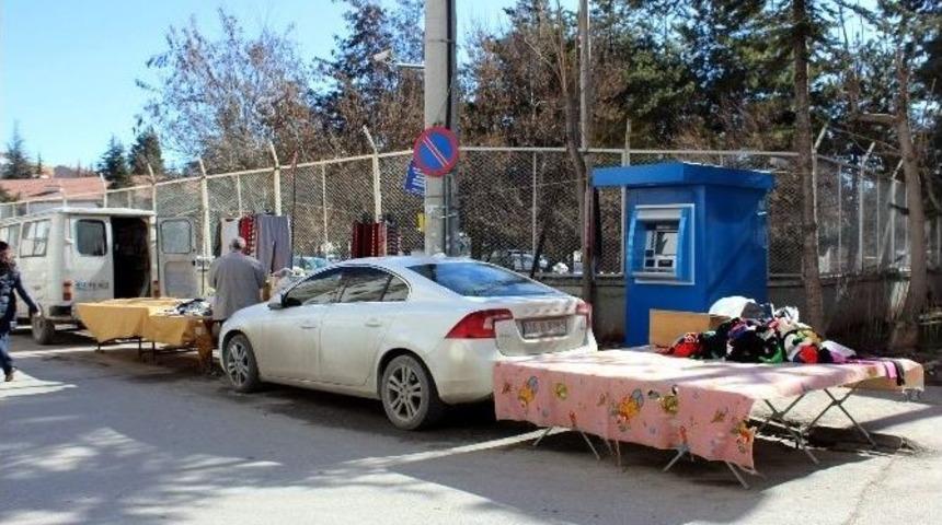 Pazarcılara Otomobil Engeli
