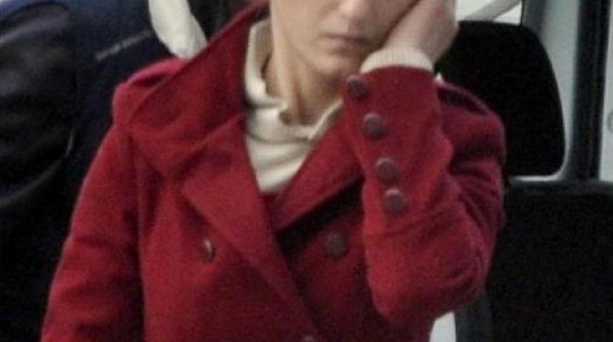 Kasiyer Kadın, M&uuml;şterinin Kart Bilgileriyle Internetten Alışveriş Yaptı