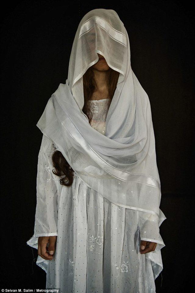  Bu kadınlar aylarca seks k&ouml;lesi yapıldı 3