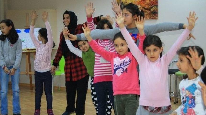 &Ccedil;ocuklar Renklerle Dans Ediyor