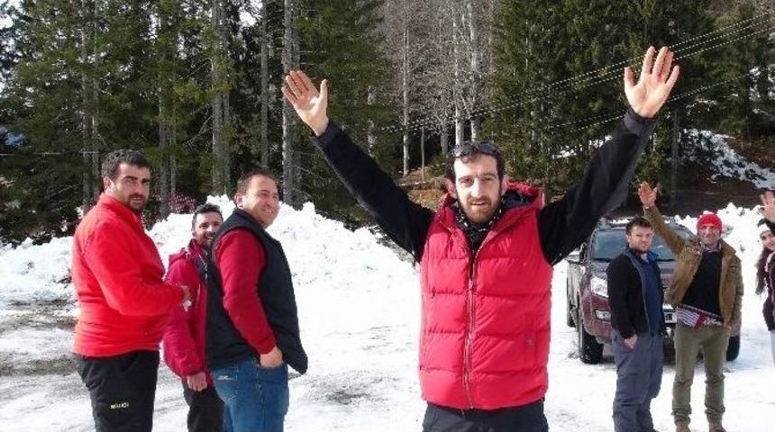 Ayder Yaylası&rsquo;nda Taşıma Kar İle Kardan Adam Şenliği