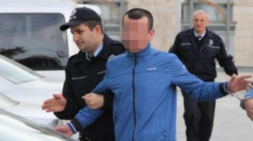 Otomobilde Ele Geçen Silaha 2 Gözaltı