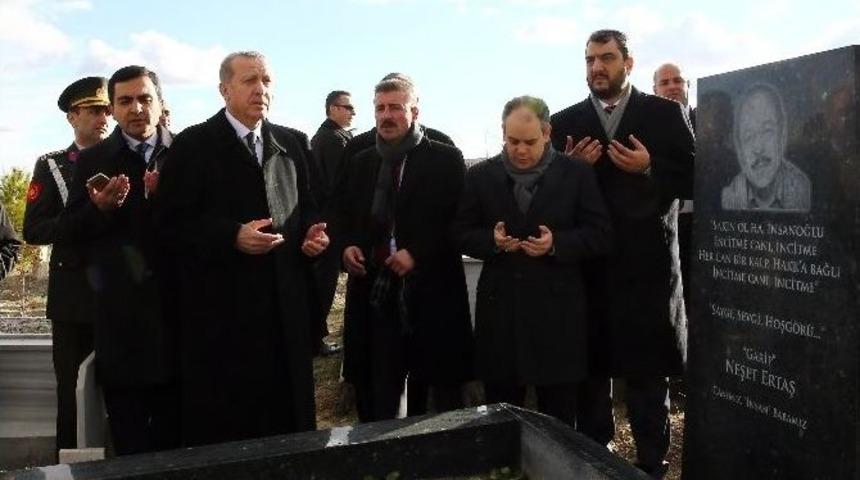 Cumhurbaşkanı Erdoğan, Neşet Ertaş&rsquo;ın Kabrini Ziyaret Etti
