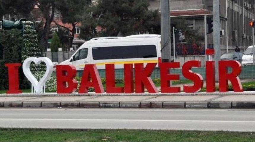 'ı Love Balıkesir' Yazısındaki 'ı' Harfi Tepkiler Üzerine Kaldırıldı