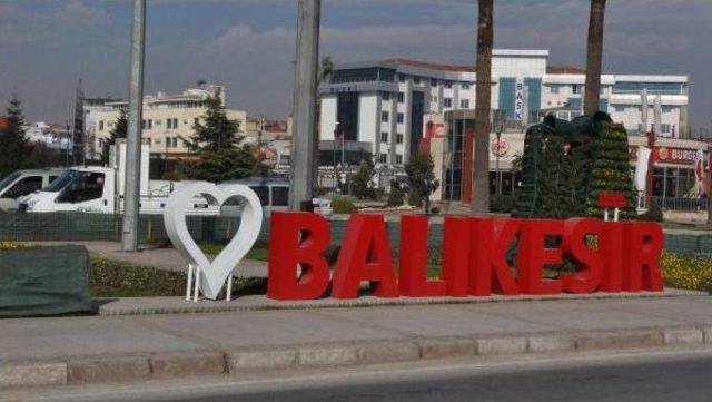 'ı Love Balıkesir' Yazısındaki 'ı' Harfi Tepkiler Üzerine Kaldırıldı