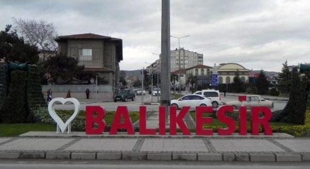 'ı Love Balıkesir' Yazısındaki 'ı' Harfi Tepkiler Üzerine Kaldırıldı