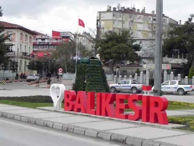 'ı Love Balıkesir' Yazısındaki 'ı' Harfi Tepkiler Üzerine Kaldırıldı