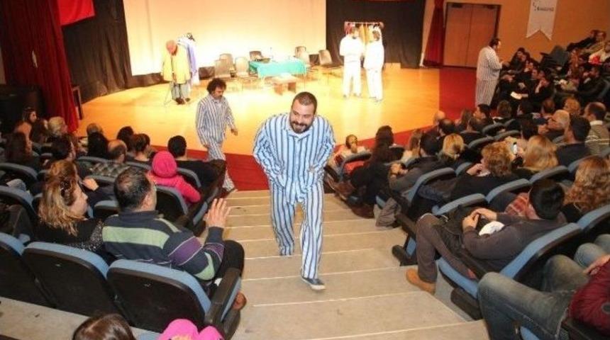 Tımarhaneyi Sahneye Taşıdılar
