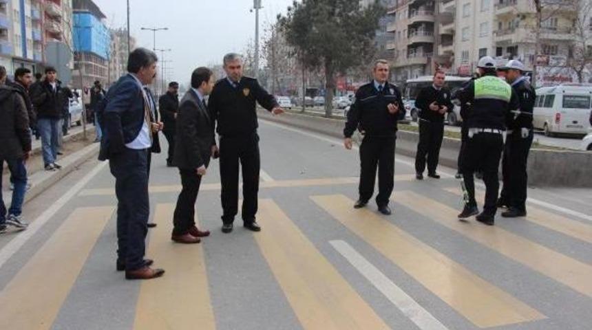 Batman Valisi'nin Makam Aracı Kadına &Ccedil;arptı