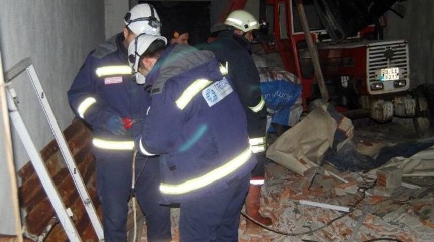 Şiddetli Fırtınaya Uykuda Yakalandılar