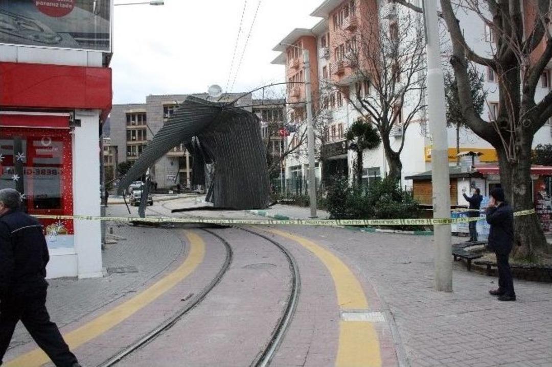 Şiddetli Lodos &Ccedil;atı U&ccedil;urdu