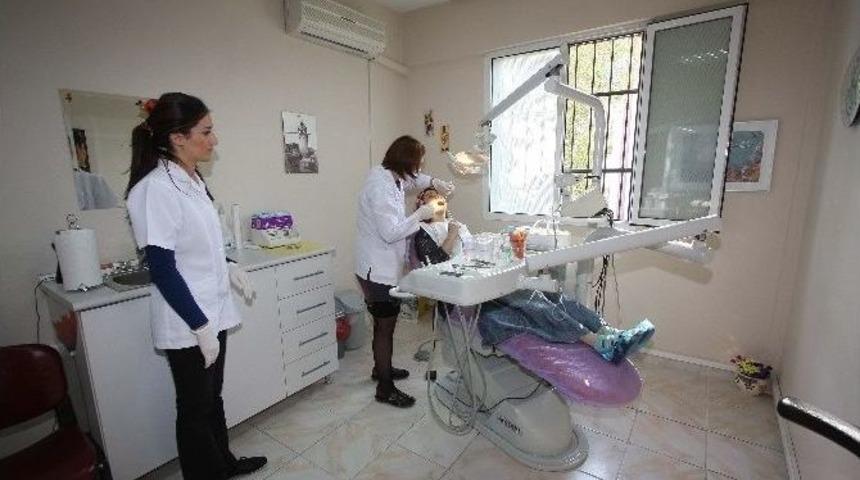 Bayraklı&rsquo;da Vatandaşlar Diş Sağlığından &Uuml;cretsiz Yararlanıyor