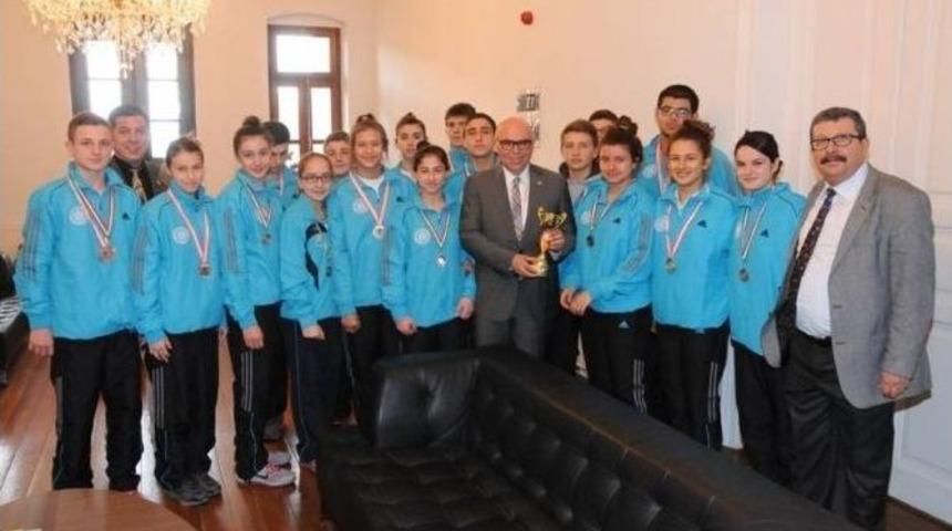 Gen&ccedil; Sporcular S&uuml;leymanpaşa Belediye Başkanı Erkem Eşkinat&rsquo;la Bir Araya Geldi